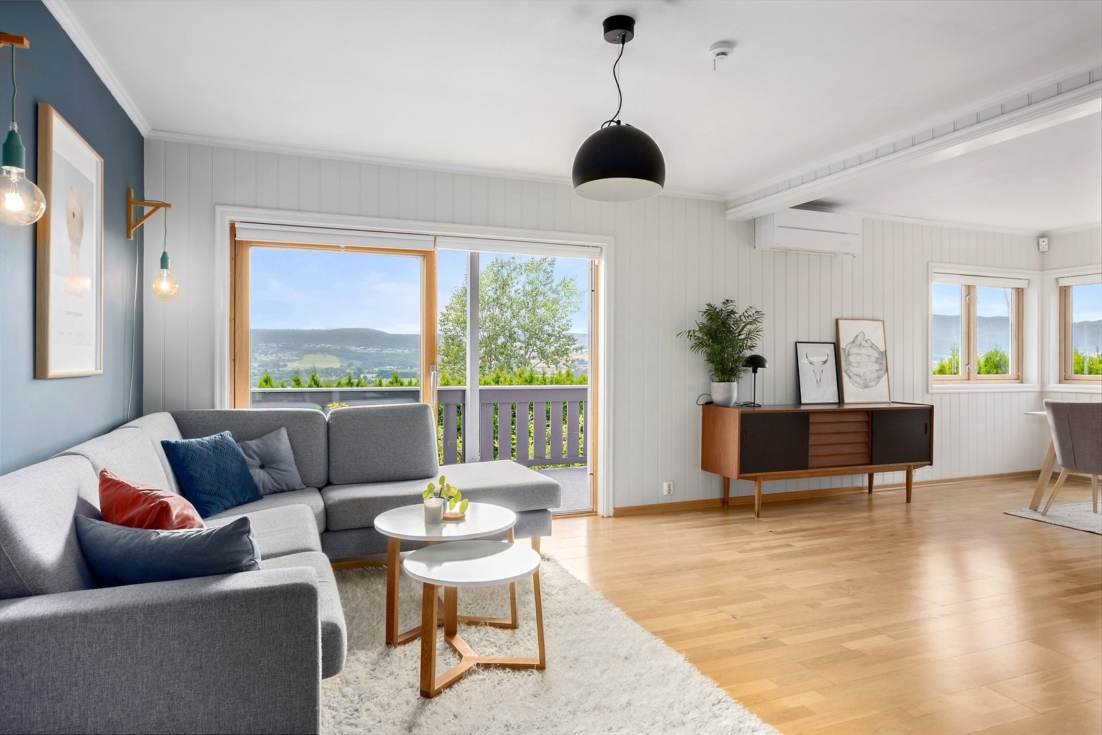 Rikelig med naturlig lys via store vindusflater og ved vinduene mot hjørnet av huset Galleribilde