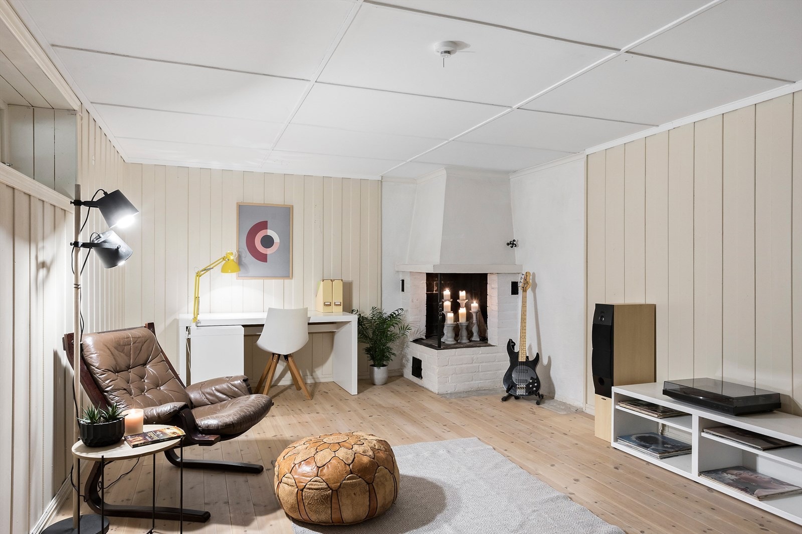 Romslig kjellerstue. Perfekt for familier med forskjellige aktiviteter på barn og voksne eksempelvis. (Ikke godkjent for varig opphold) Galleribilde