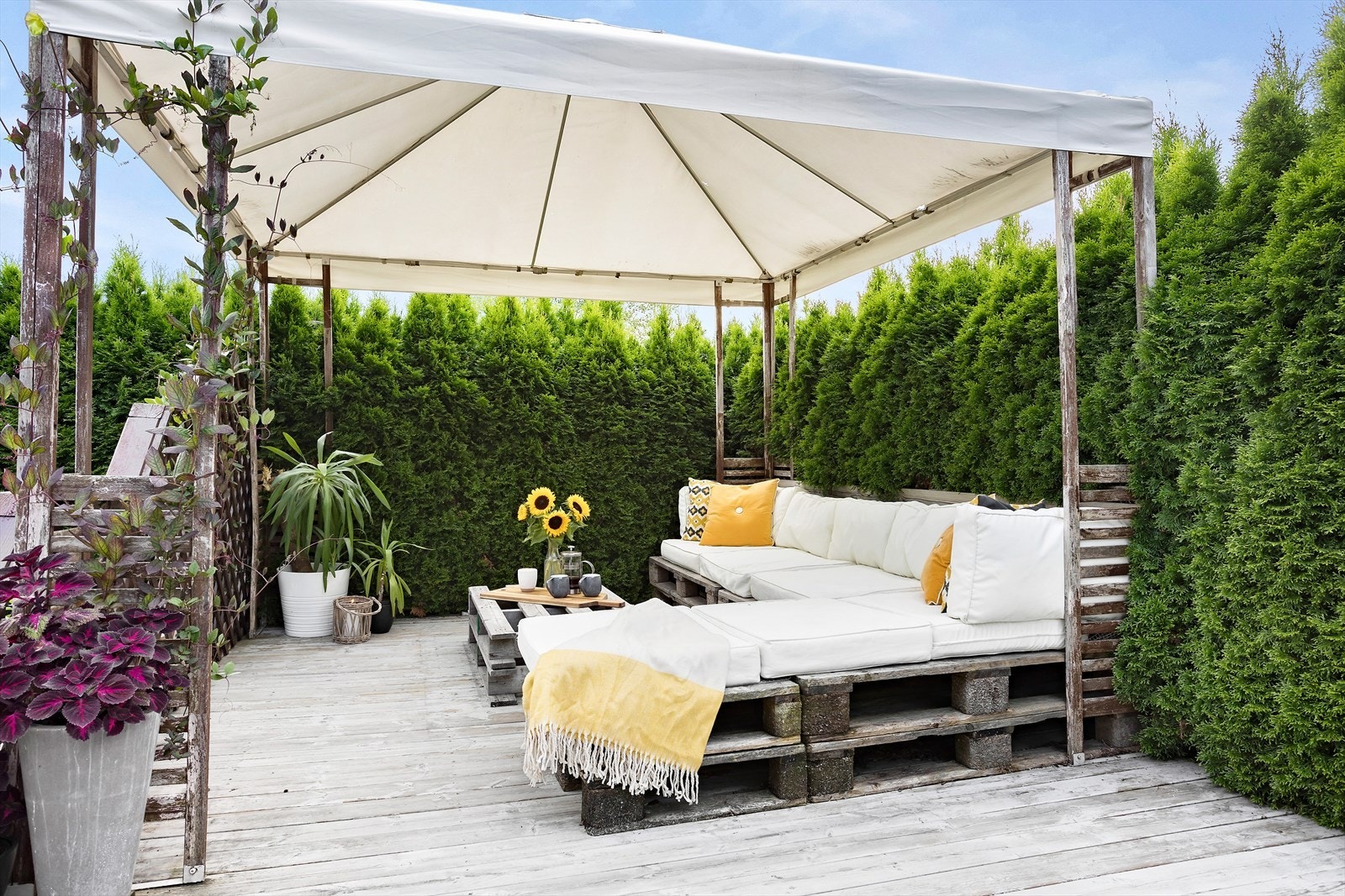 Med stor terrasse kan man velge å ha det åpent eller med deler under tak Galleribilde
