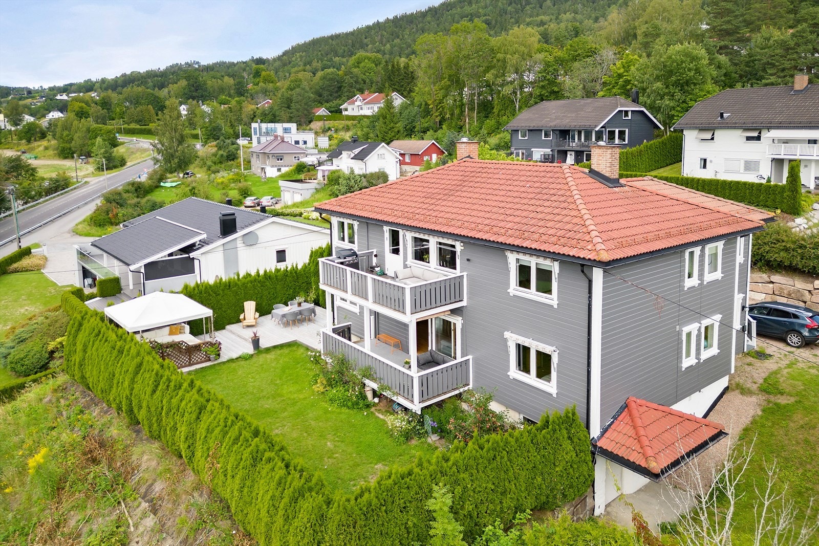Stor og romslig halvpart av tomannsbolig med fint uteareal mot utsikten Galleribilde