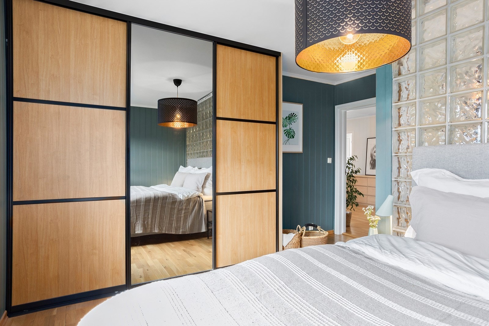 Hovedsoverom - Skyvedørsgarderobe med både heng, kurver og hyller Galleribilde