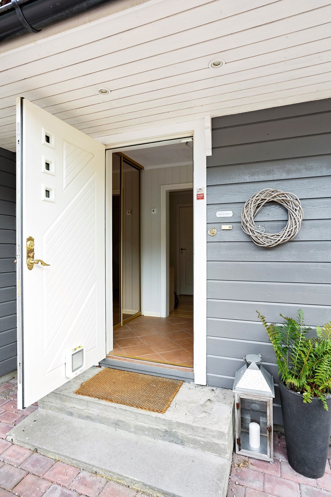 Praktisk overbygg ved inngangspartiet med belysning Galleribilde