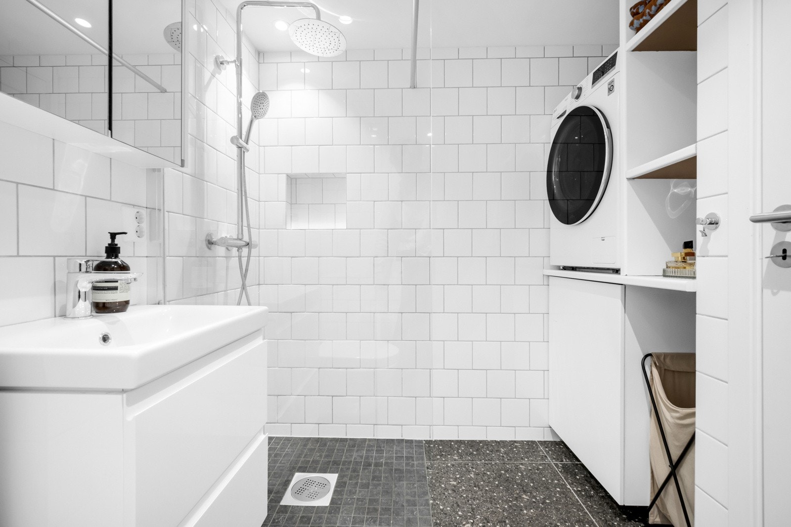 Dette lekre badet er rehabilitert i 2021, og har opplegg for vaskemaskin. Galleribilde