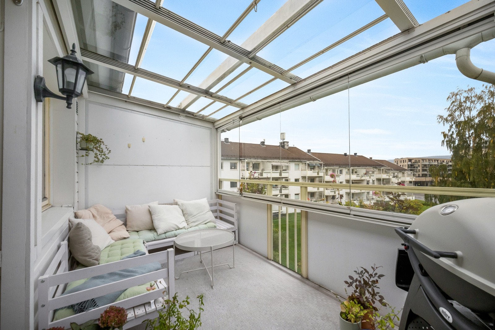 Innglasset balkong med meget gode solforhold. Galleribilde