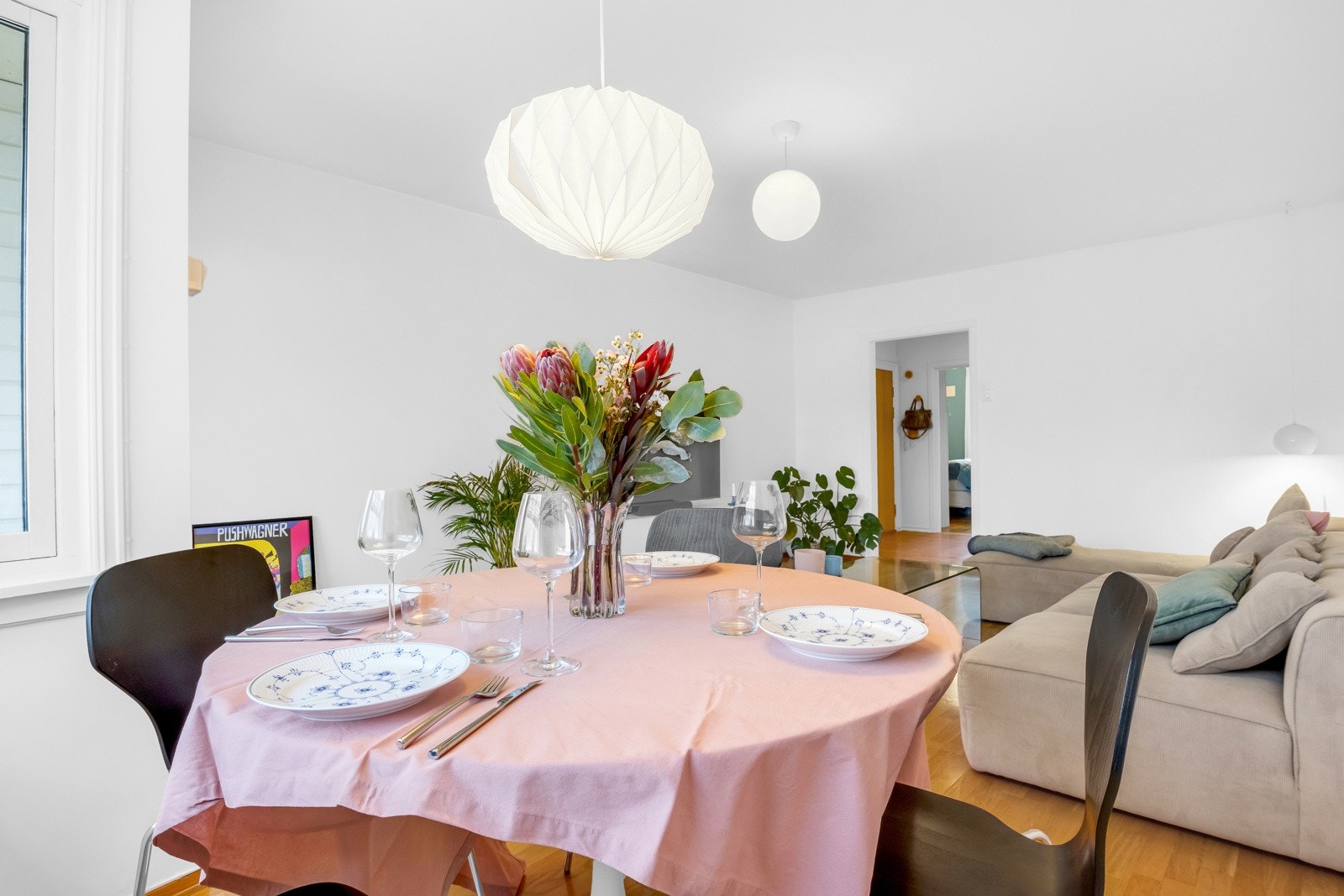 I stuen har du fin plass til spisegruppe. Galleribilde