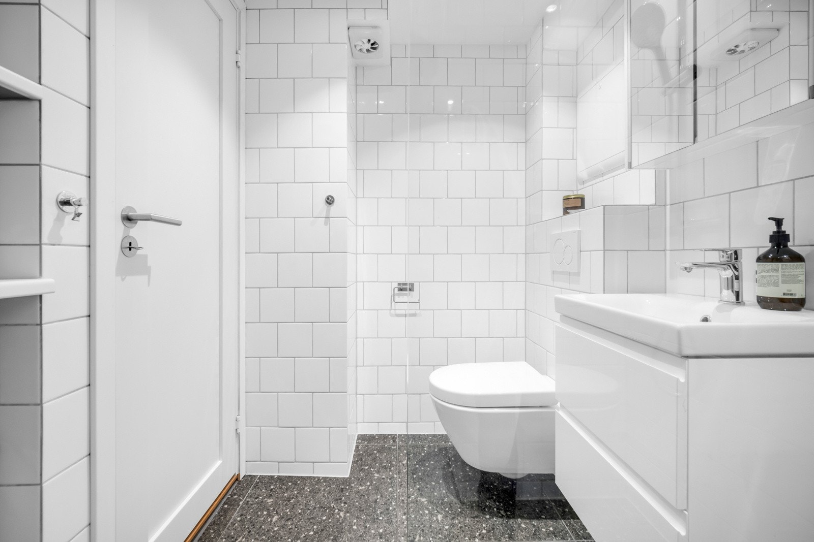 Blant annet har du adkomst til dette moderne badet. Flislagt bad med varmekabler i gulvstøp. Galleribilde