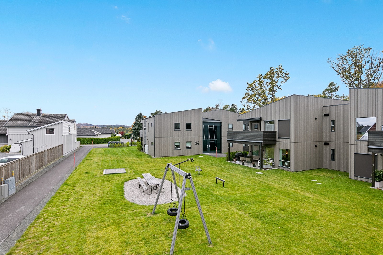 Fin lekeplass og uteområder på borettslagets tomt Galleribilde