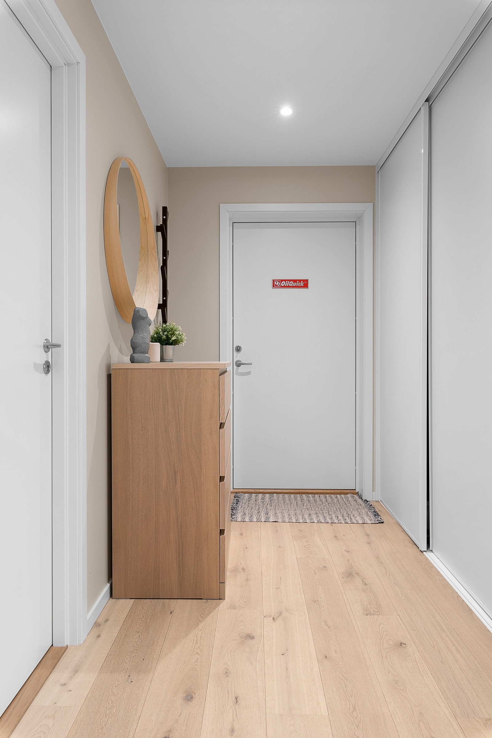 Velkommen inn! Skyvedørsgarderobe i entre Galleribilde