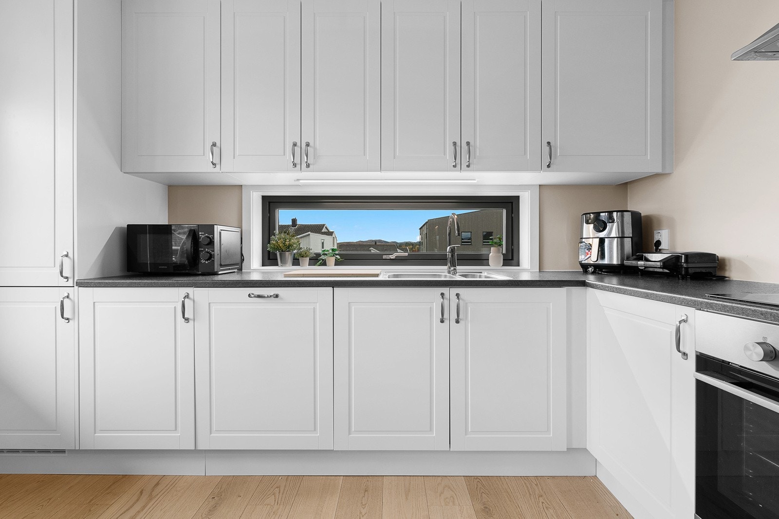 Det er integrerte hvitevarer som oppvaskmaskin, kjøl-og fryseskap, komfyr og platetopp Galleribilde