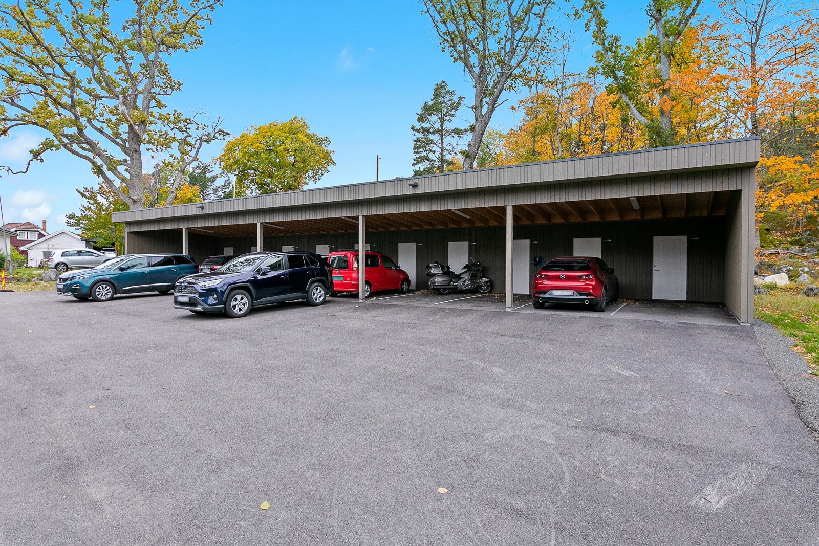 Det medfølger en parkeringsplass i carport og sportsbod med leiligheten Galleribilde