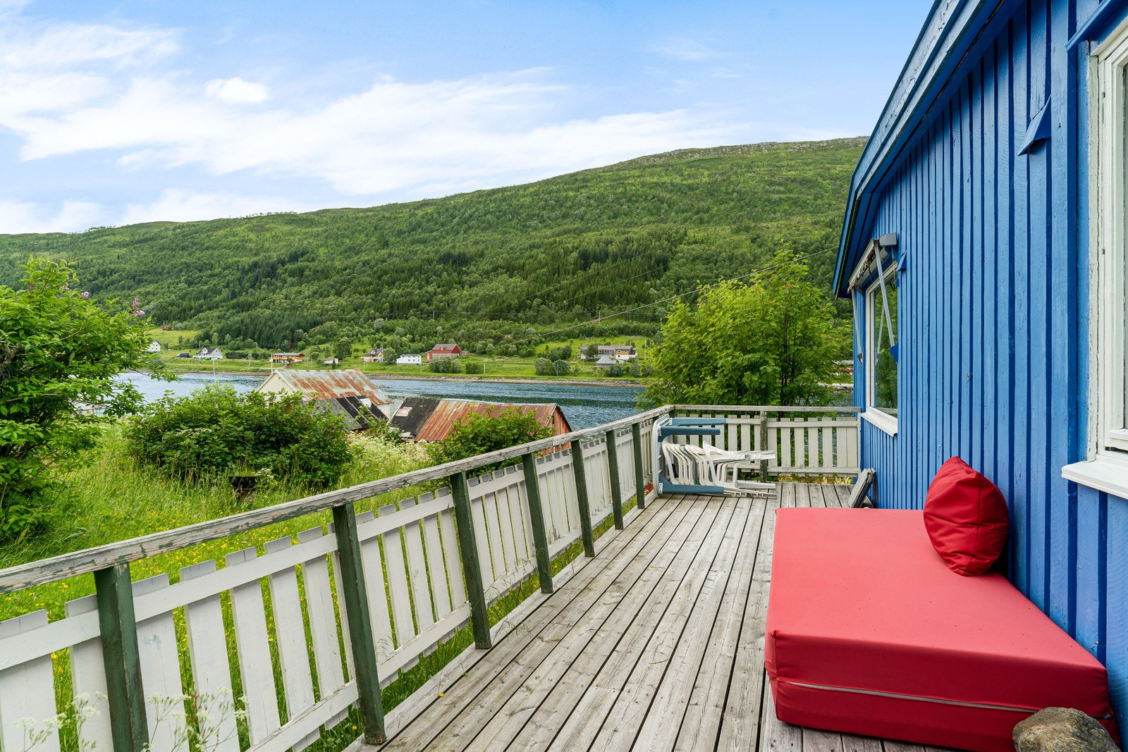 Romslig veranda med gode solforhold