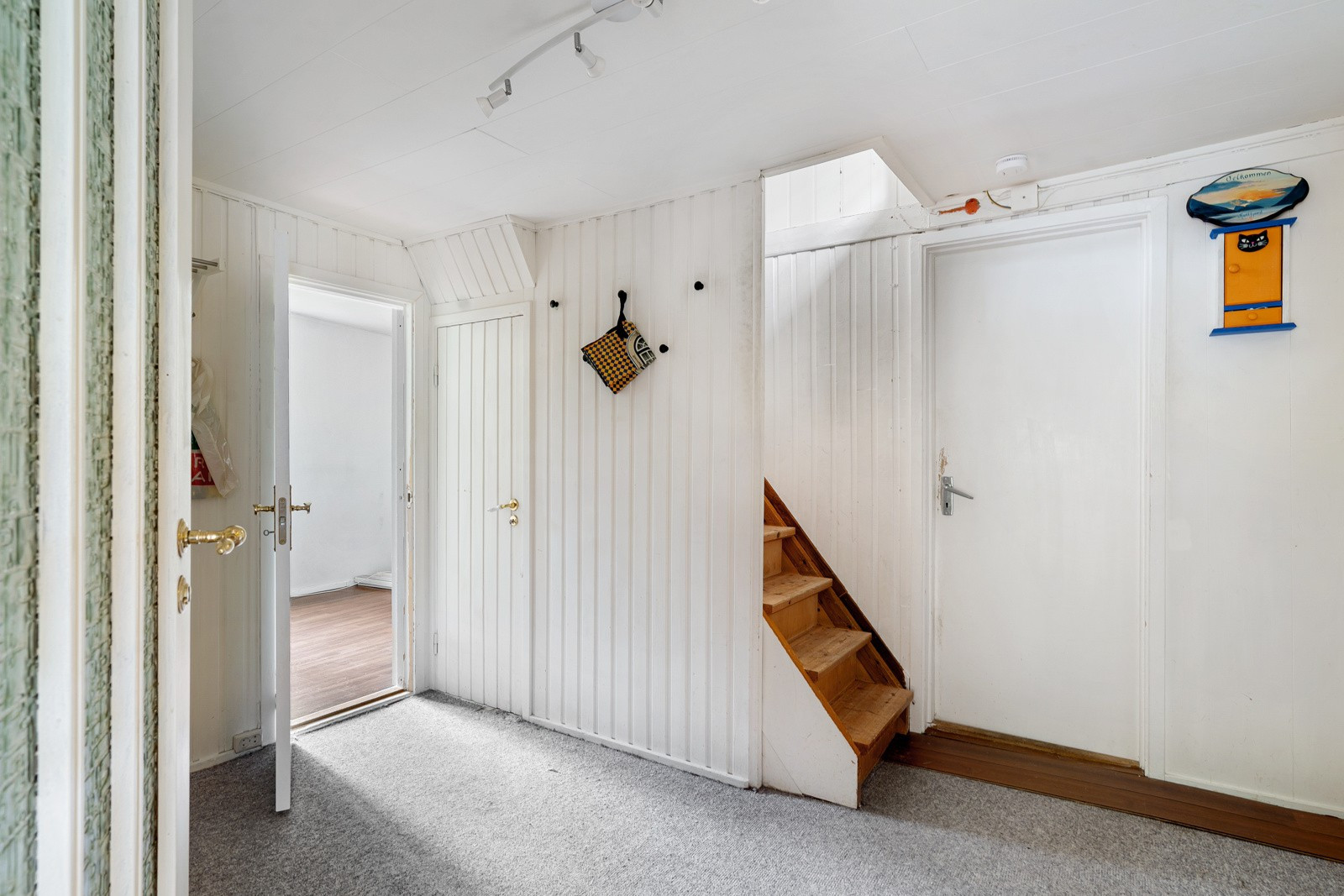 Stor gang med trapp opp til 2. etasje
