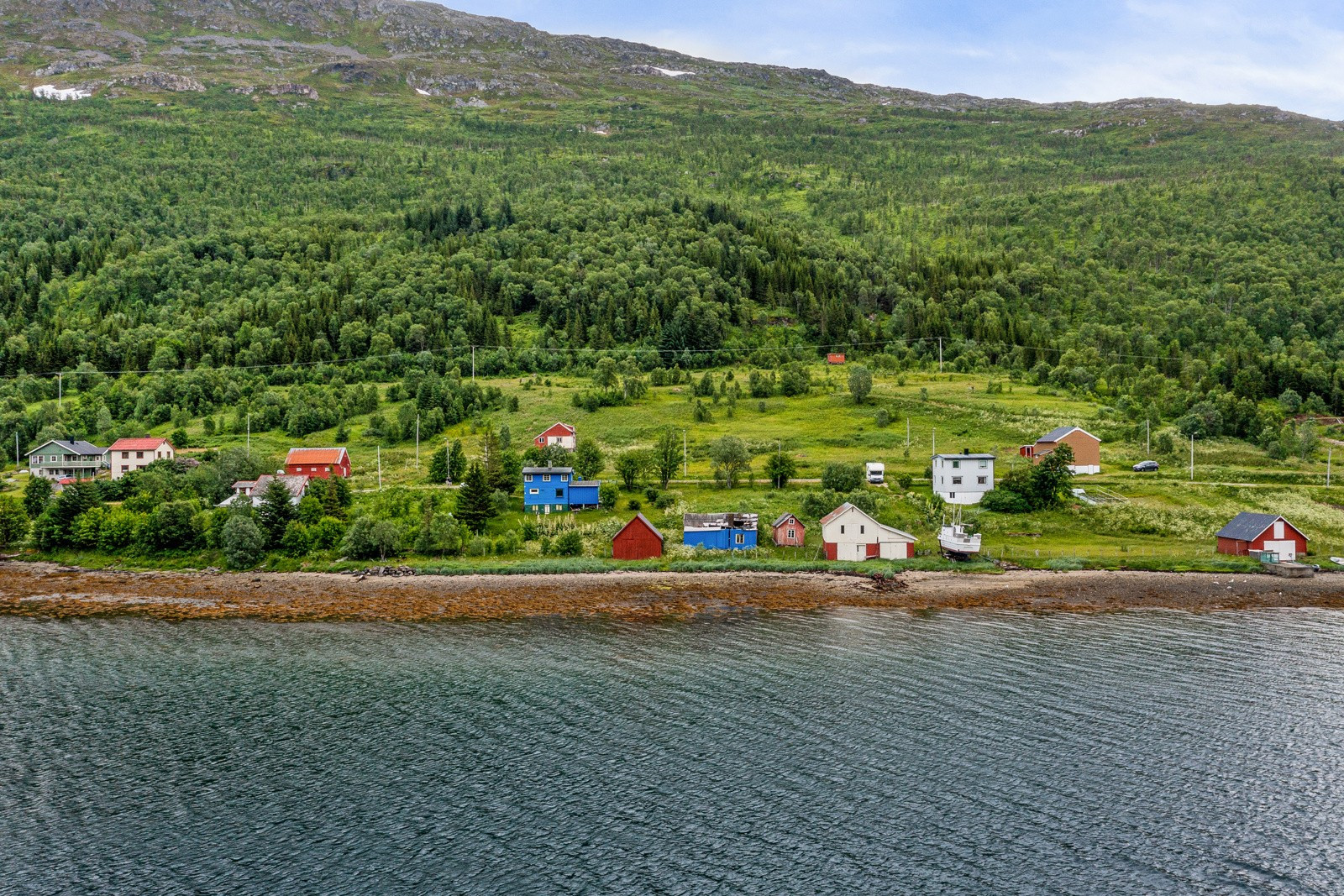 Velkommen til Sjøtunvegen 203 - Presentert av SNE Eiendomsmegling ved Robin C. Lund!
