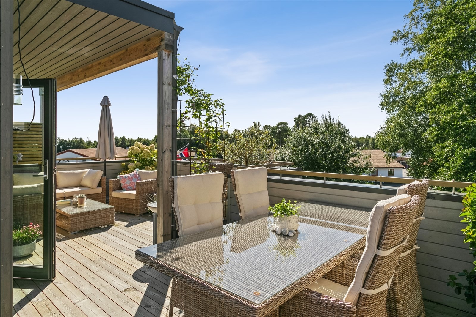 Fantastisk takterrase med flere møbleringsmuligheter Galleribilde
