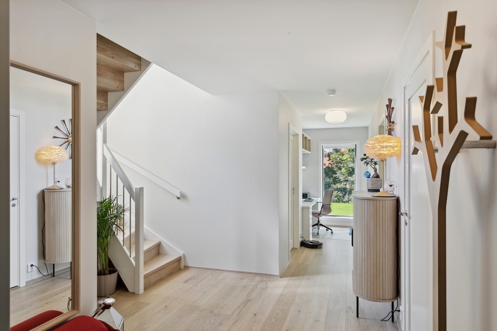 Romslig hall hvor det er plass til kontorplass. Her er det i tillegg utgang til uteplass Galleribilde