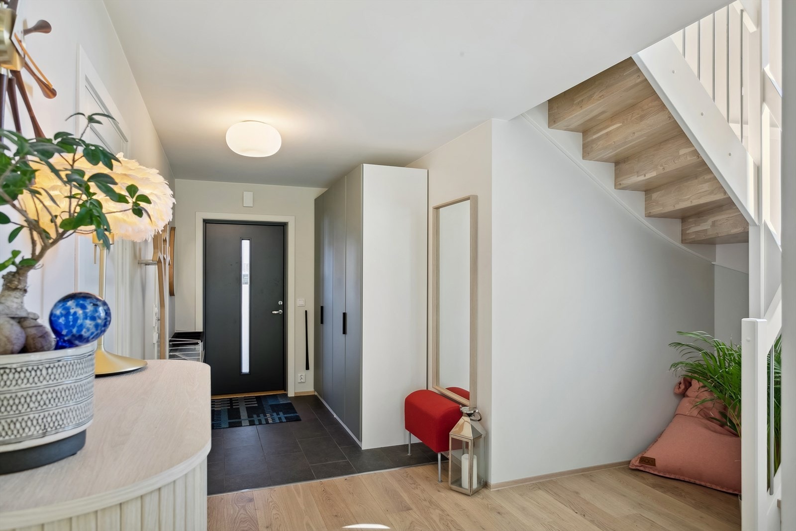 Velkommen inn til en romslig hall hvor det er godt med garderobeskap. Legg merke til utnyttelsen av plassen under trappen Galleribilde