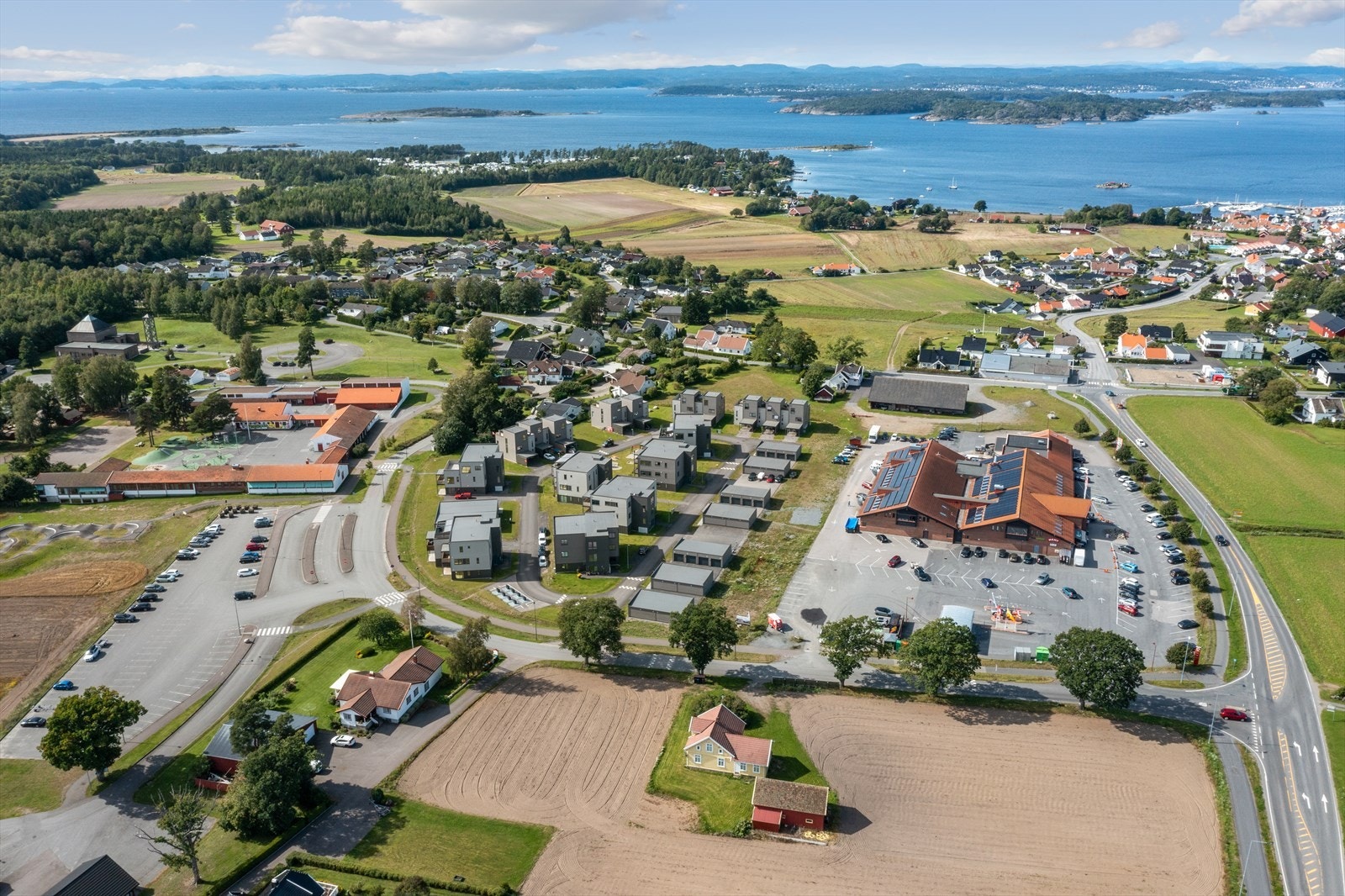Dronebilde av nærområdet Galleribilde
