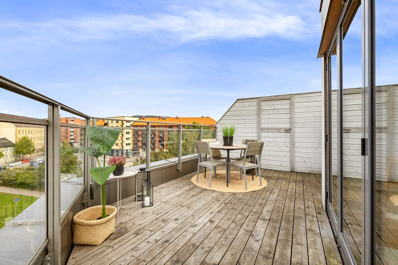 Toppleilighet med 25m² privat takterrasse - Felleskostnader kr 3.150 eks R/A - 3-R over to plan - Parkering