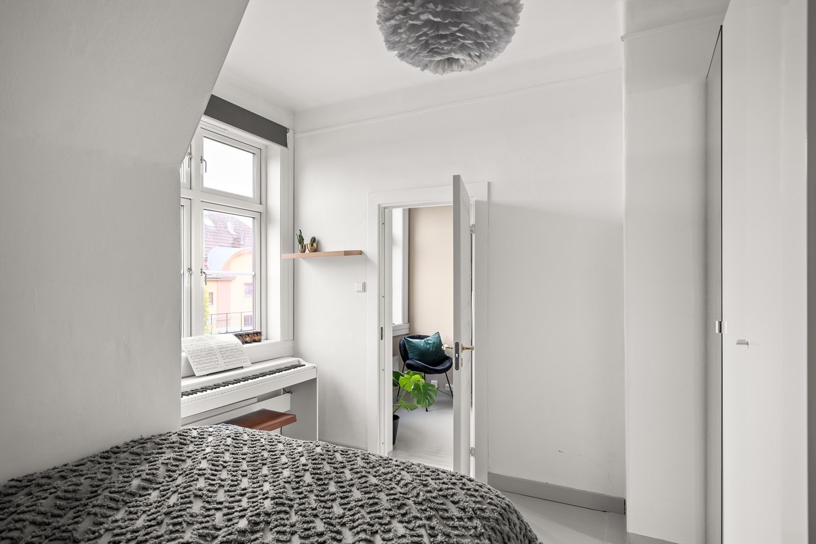 I rommet er det et stort vindu som slipper inn rikelig med naturlig lys og gir rommet en god romfølelse. Galleribilde