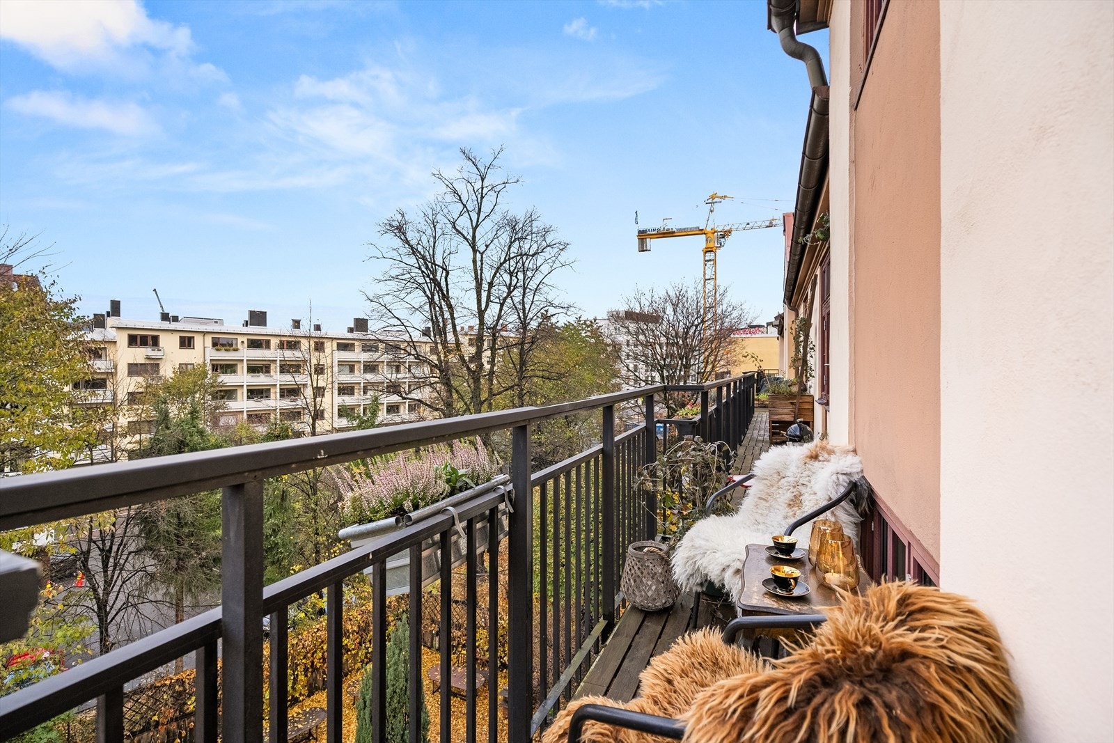 Fra badet er det utgang til en felles brannbalkong som er orientert mot nordvest. Galleribilde
