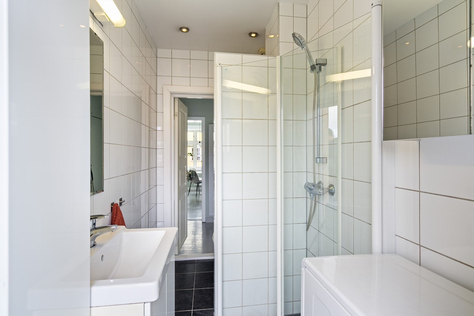 Flislagt baderom med varmekabler i gulv og innfelte lys i himling. Badet ble pusset opp i 2004 i regi av tidligere eier gjennom fagfolk. Galleribilde