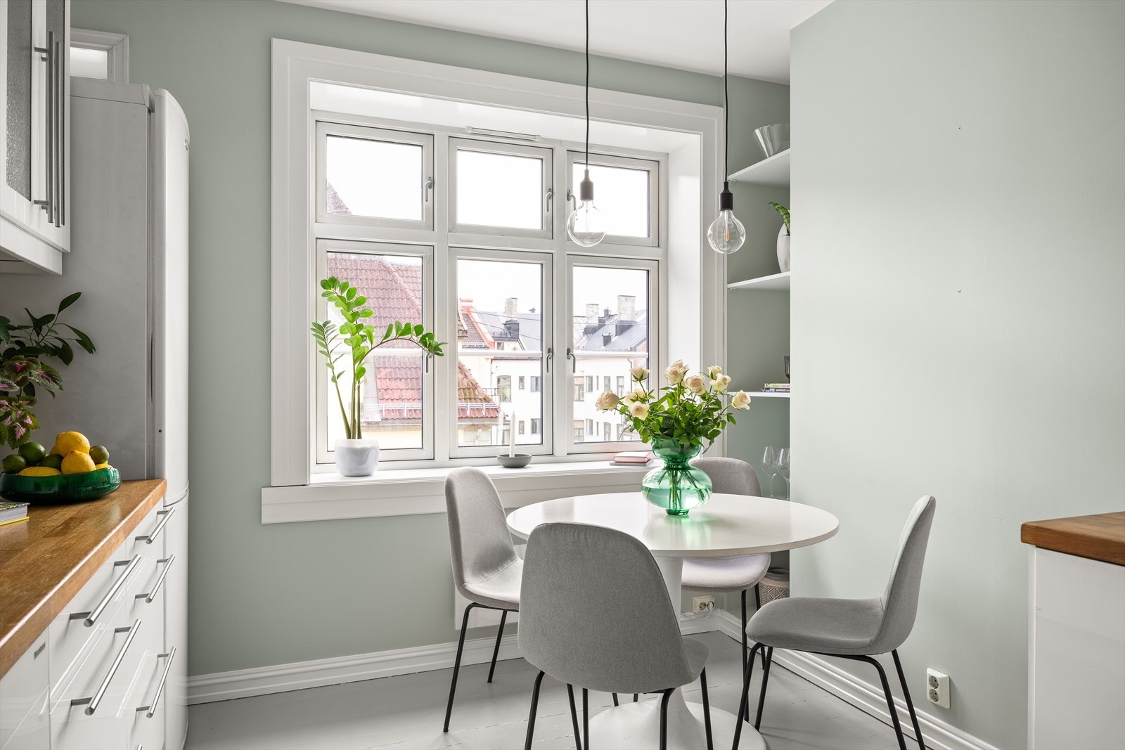 Plass til en hyggelig spisegruppe på kjøkkenet. Galleribilde