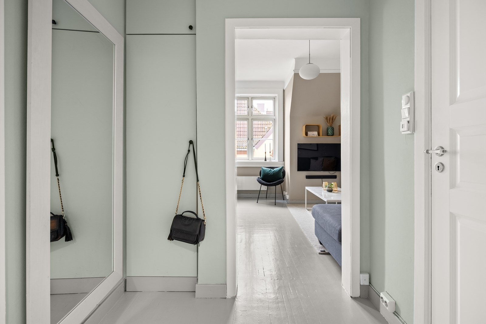 Leiligheten har en innbydende entré med god plass til å sette fra seg sko og oppheng av yttertøy i entréskap. Galleribilde