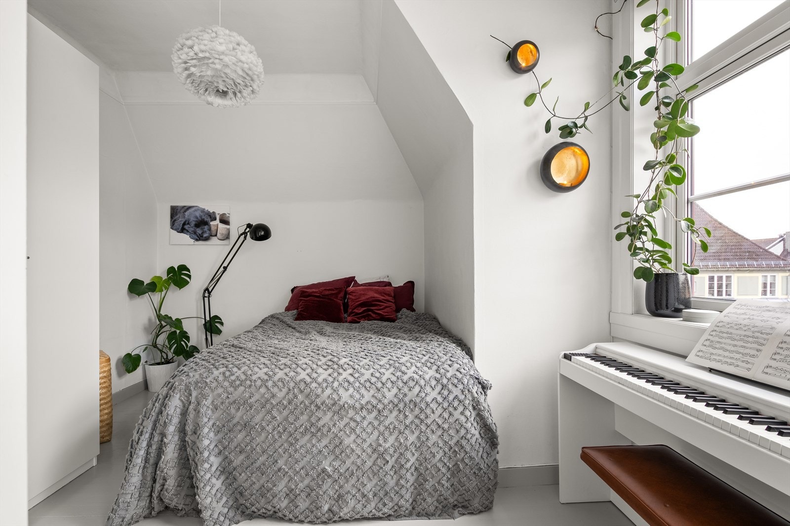 Lyst soverom av god størrelse med plass til dobbeltseng, nattbord og annet soveromsinteriør. Galleribilde