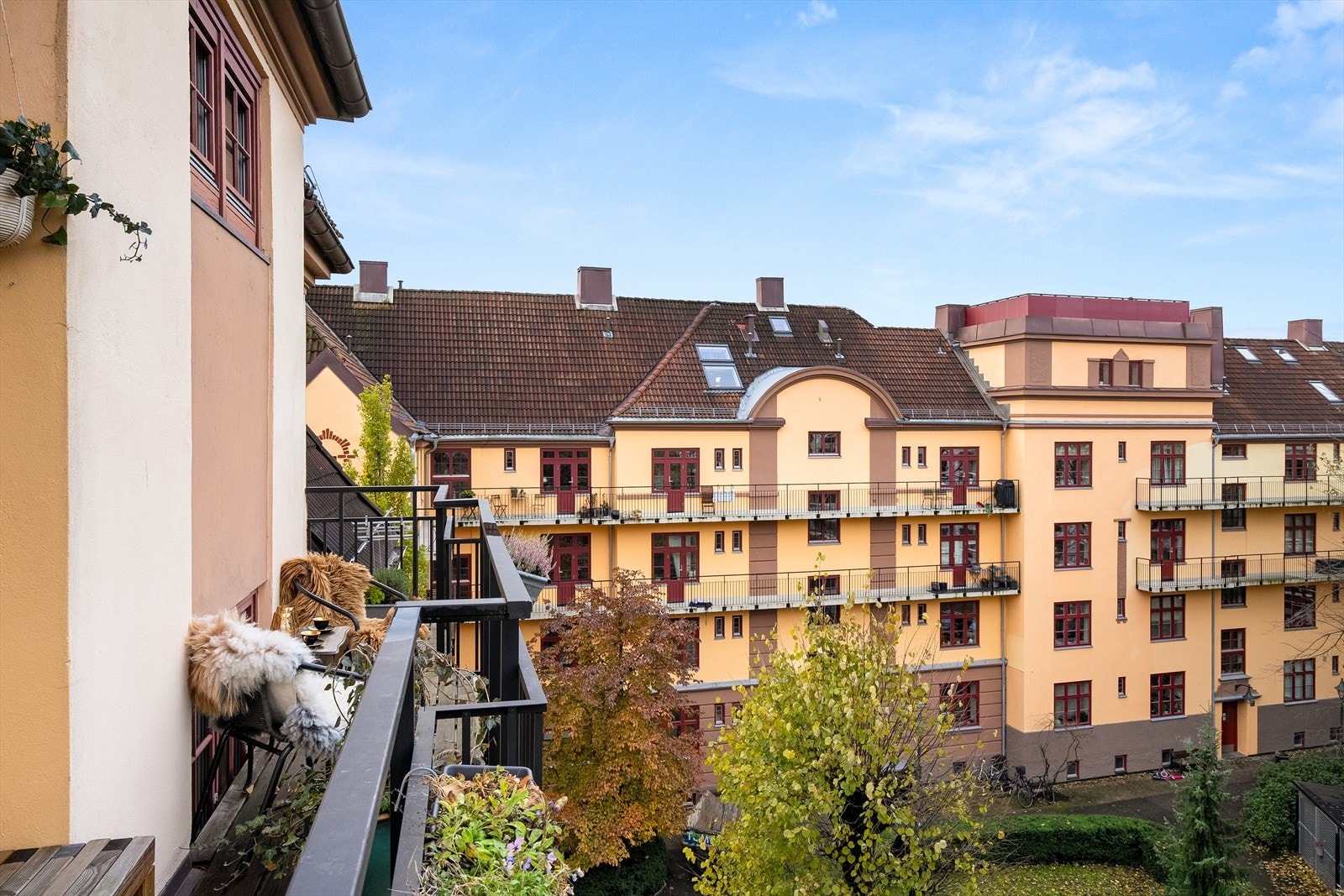 Leiligheten har en attraktiv, urban og sentral beliggenhet, men ligger samtidig tilbaketrukket i rolige og hyggelig omgivelser. Galleribilde