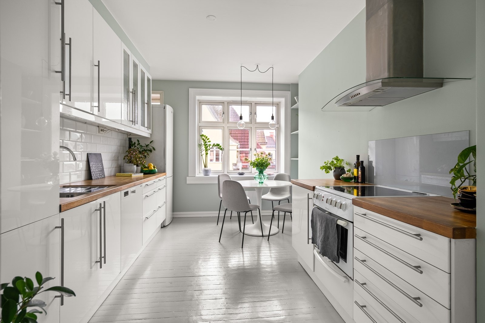 Separat Ikea kjøkken fra 2007 med god skap- og benkplass. Galleribilde