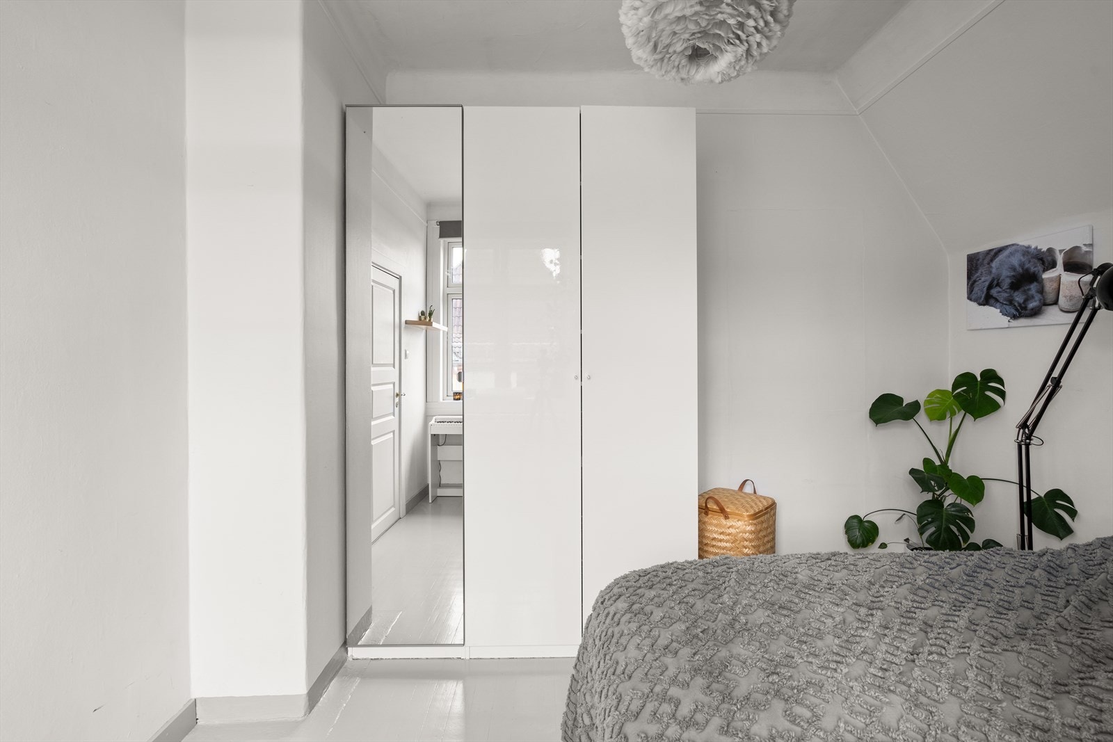 Godt med oppbevaringsplass i garderobeskap. Galleribilde