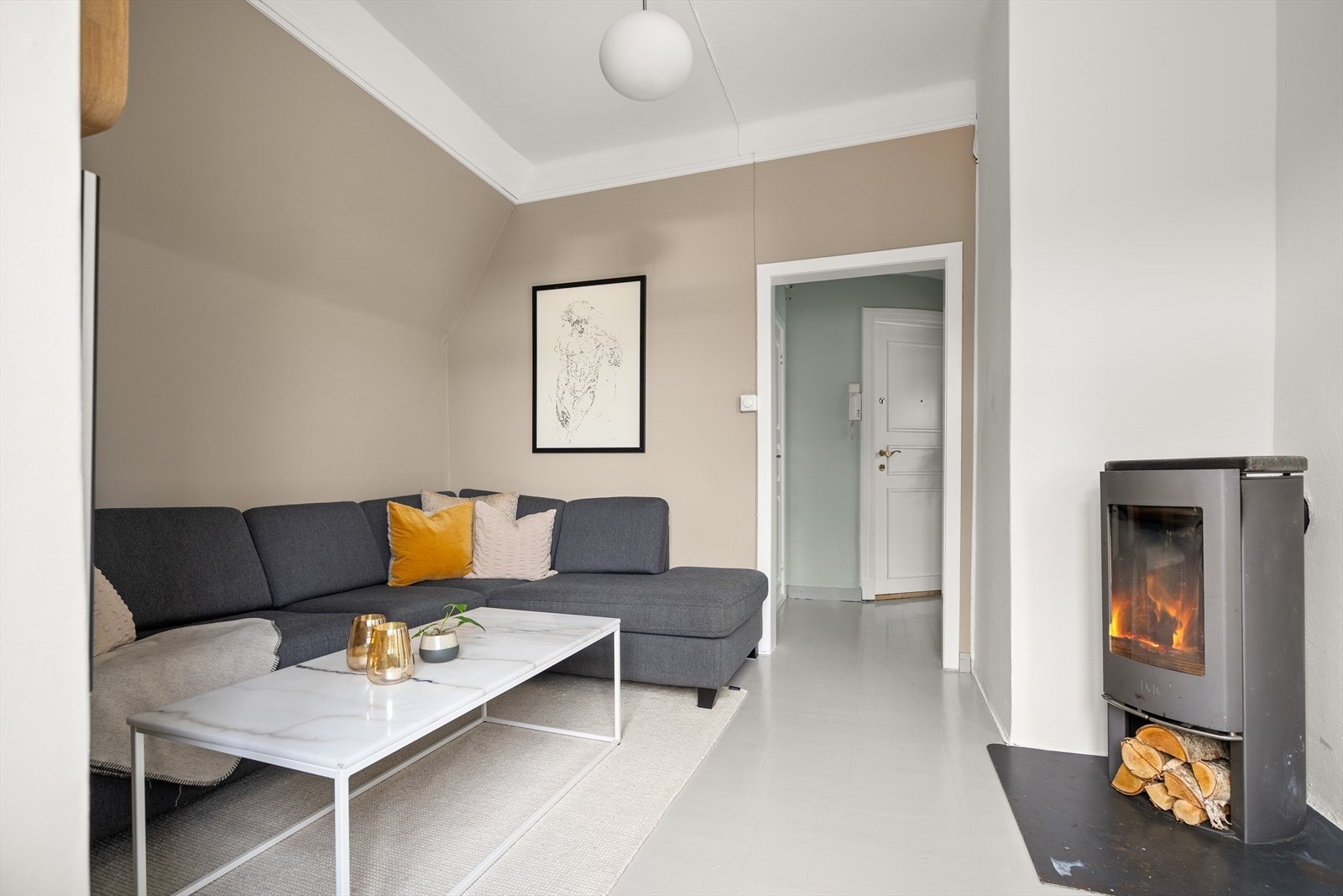 Det er god plass til både sofaseksjon og annet møblement. Galleribilde