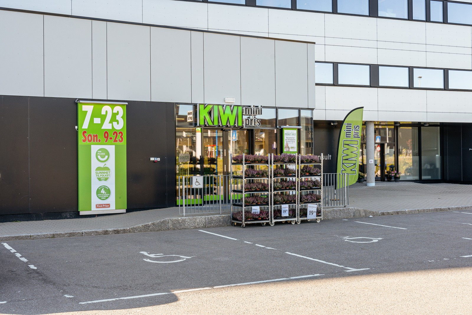Søndagsåpen Kiwi direkte nedenfor blokken.