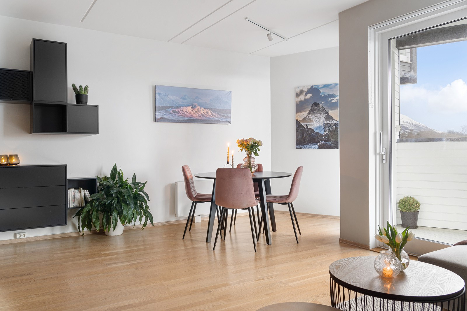 Spisebordet finner sin plass ved siden av kjøkkenet.