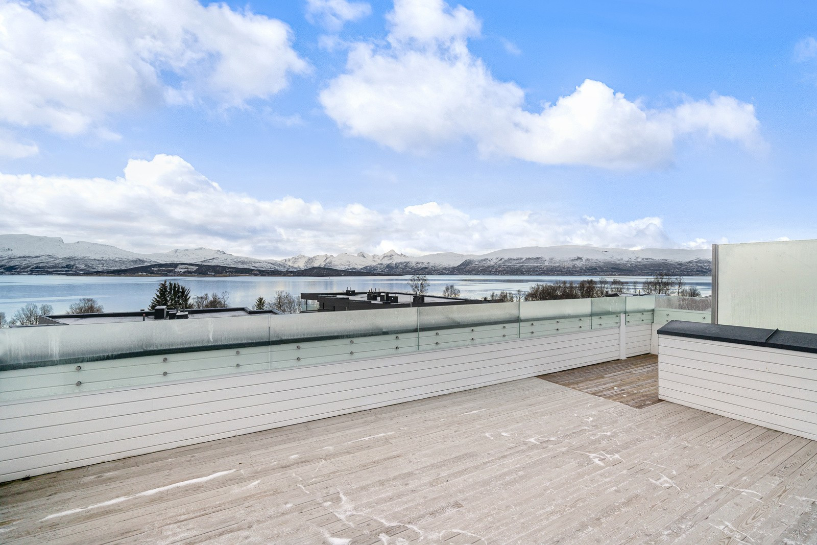Blokken har en felles terrasse med nydelige solforhold - ligger på samme plan som leiligheten.