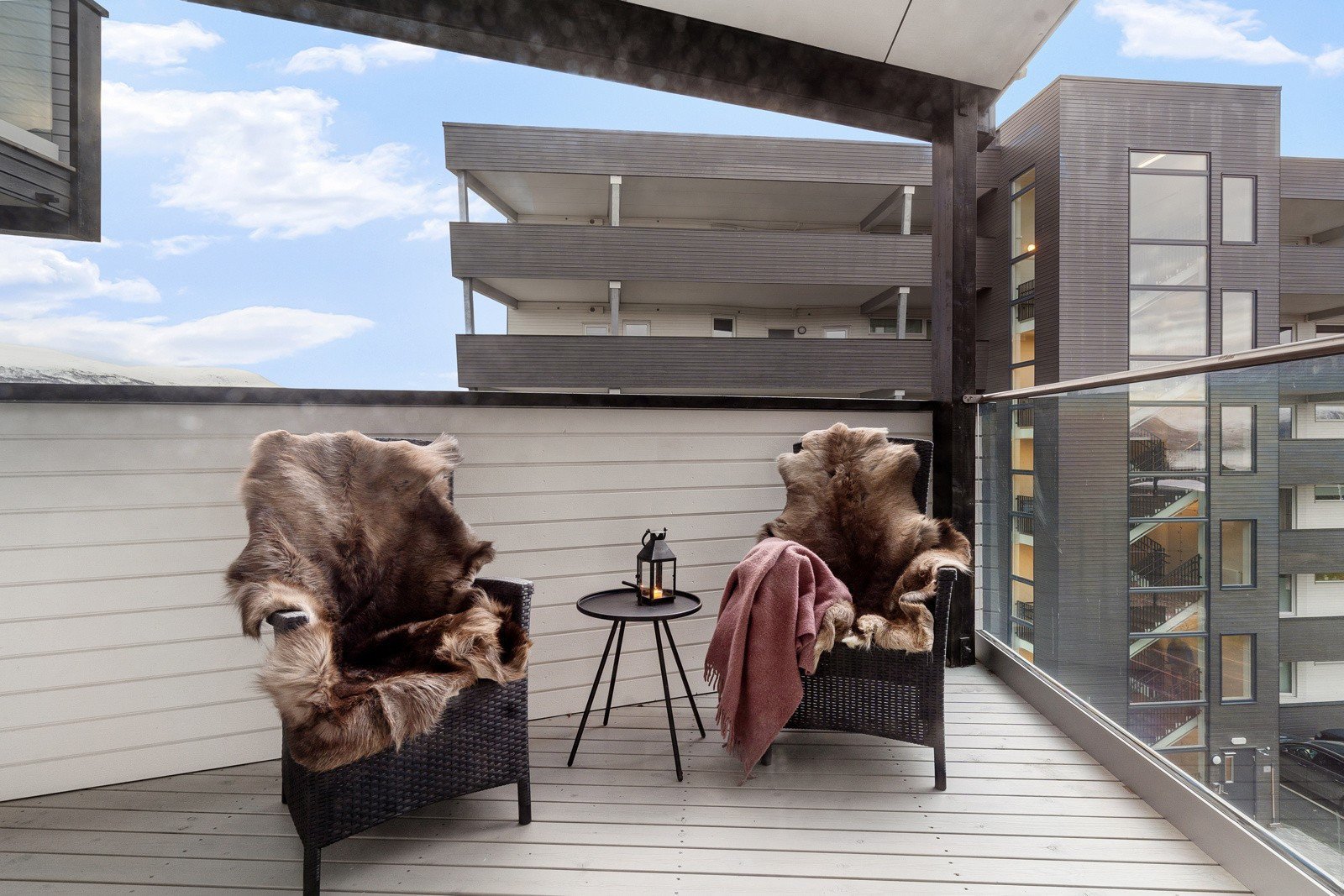 Leiligheten har veranda og felles takterrasse. Direktebuss til UiT/UNN.