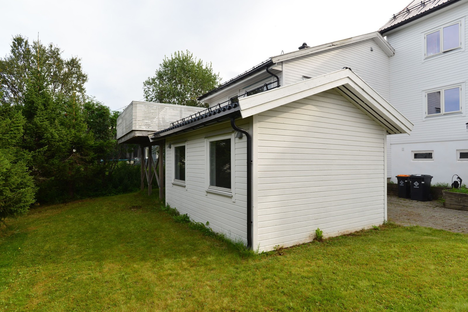 Det er parkering i garasje.