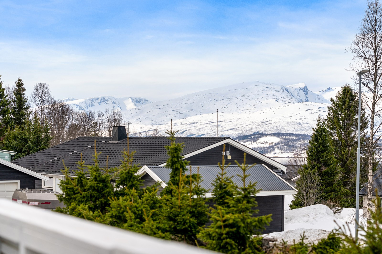 Boligen ligger i et attraktivt boligområde på Tromsøs vestside, og kan skilte med gode sol- og utsiktsforhold!