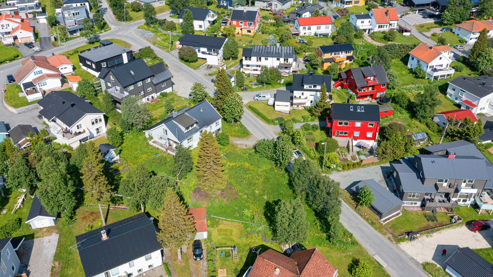 Fra boligen er det kun 15 minutters gange til sentrum hvor du finner de fleste fasiliteter.