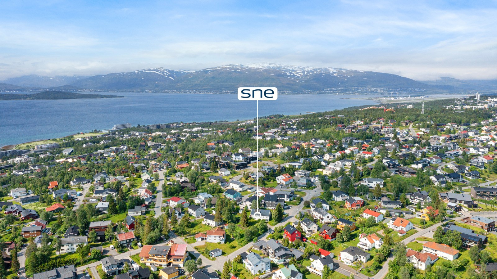 Boligen har en fantastisk beliggenhen på toppen av Tromsøya med nærhet til skoler, barnehage og matbutikk.
