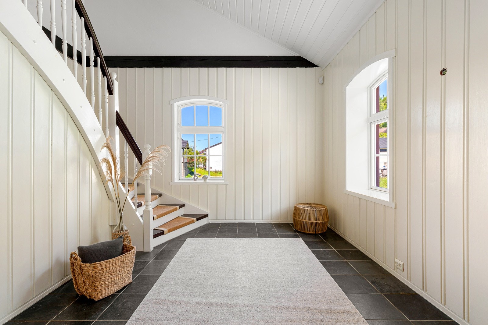 Hall med god plass til å henge frå seg ytterklede og sette frå seg sko. Galleribilde