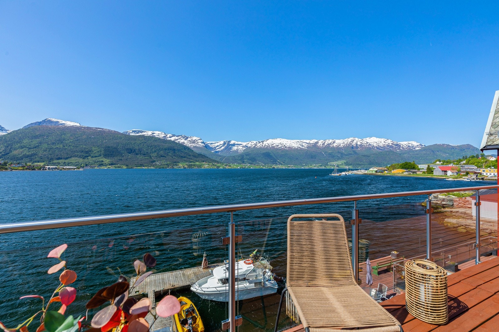 Balkongen er 20 kvm og har god plass til utemøblar og eventuelt ein grill. Galleribilde