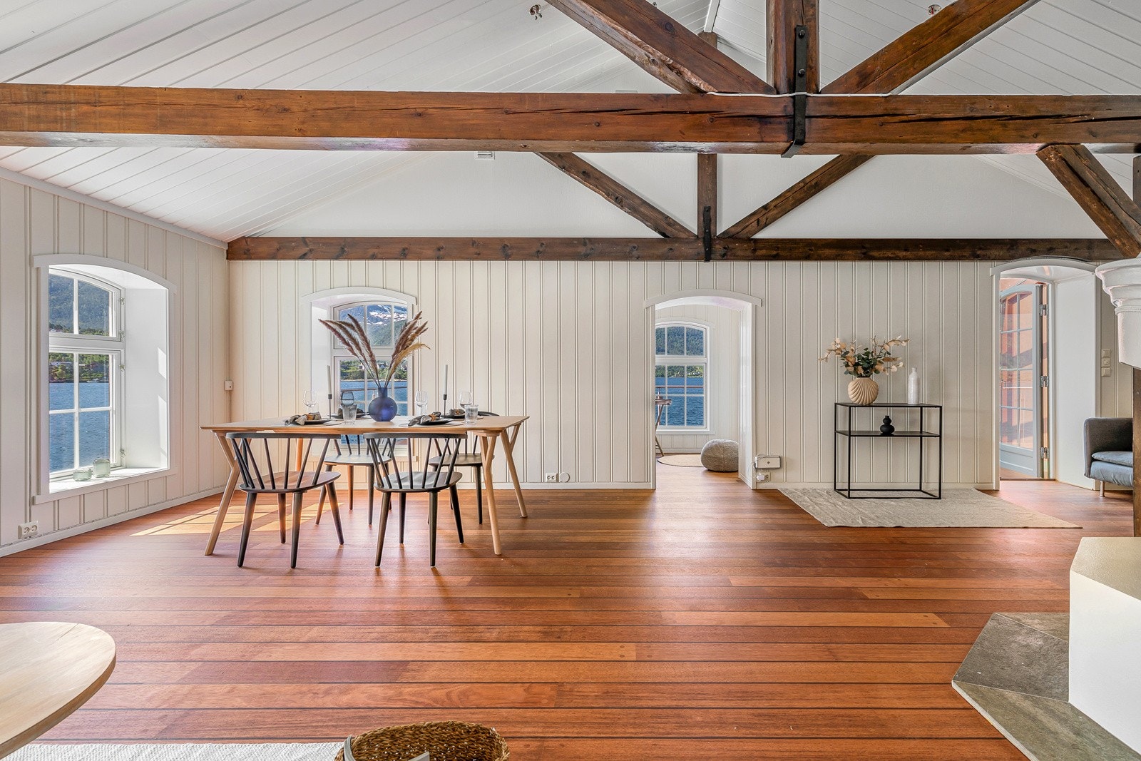 Romsleg stove med store vindaugsflater som sikrar eit godt lysinnslepp og eit godt inneklima. Galleribilde