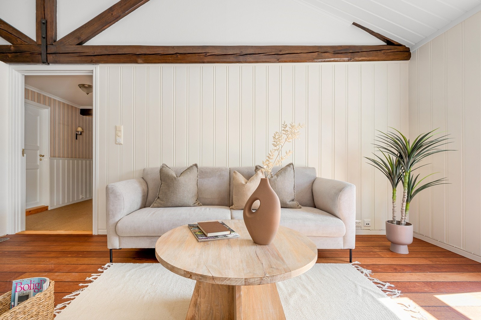 ... og sofagruppe. Her er det og vassbåren varme i golva som sikrar ein lun varme året rundt. Galleribilde