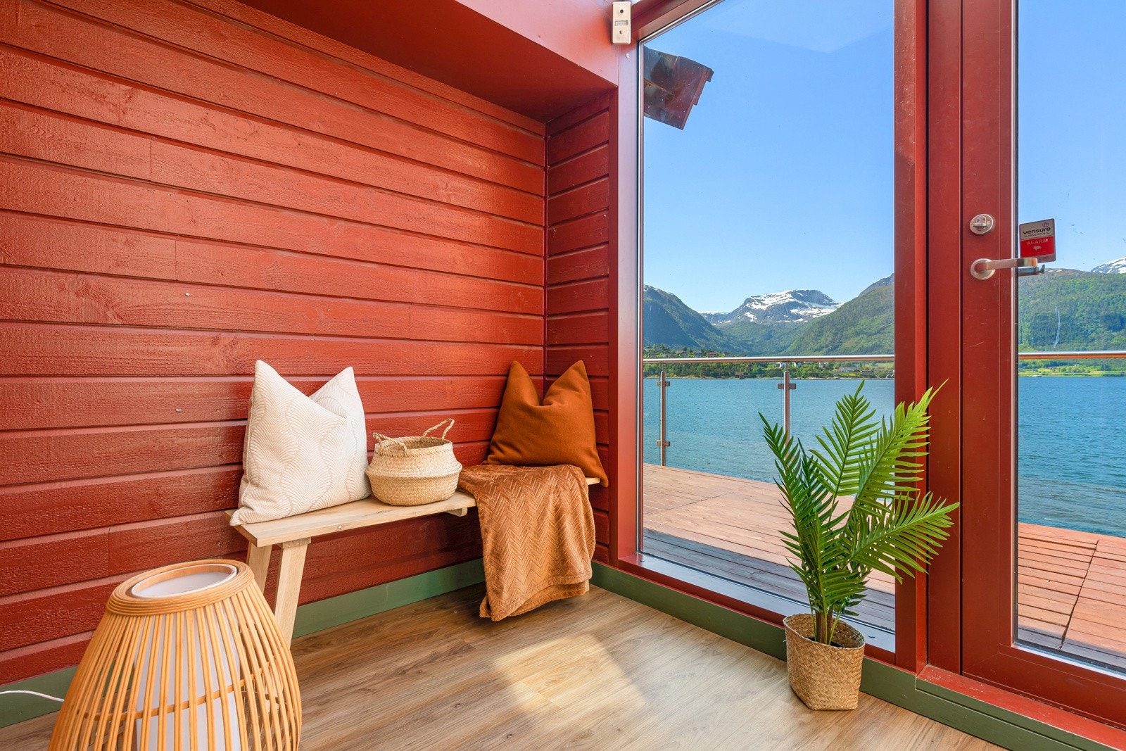 Frå stove er det utgang til ein herleg vinterhage på 8 kvm som forlengar sesongen. Galleribilde