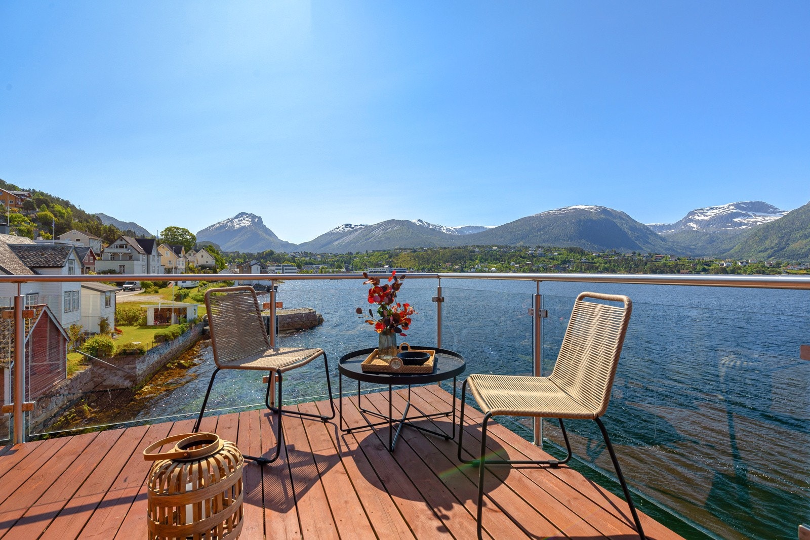 Frå vinterhagen er det utgang til ein stor balkong med fantastiske sol- og utsiktstilhøve. Galleribilde