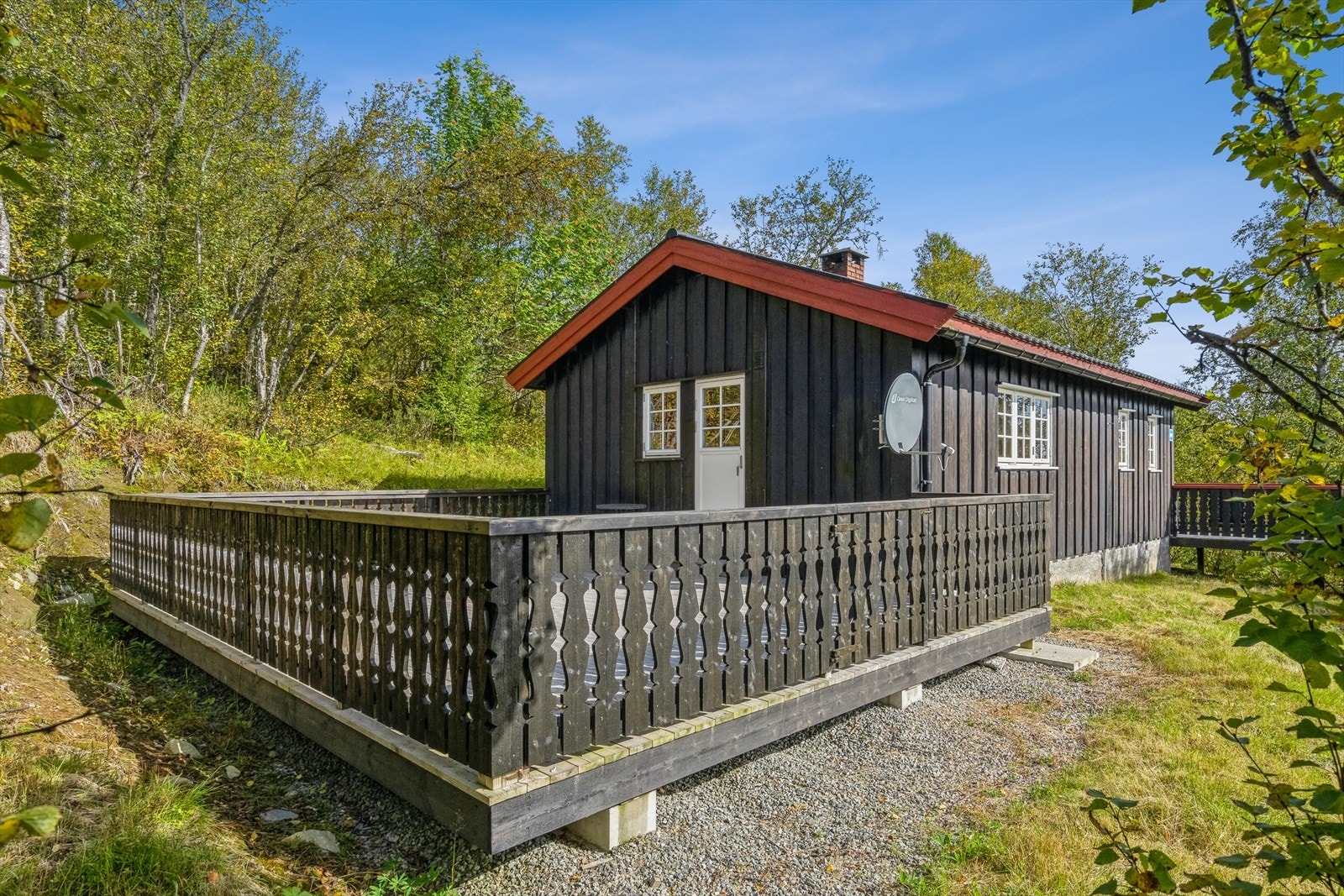 Nyere tilbygd veranda med spaltegulv fra 2018 med utgang fra stue. Galleribilde