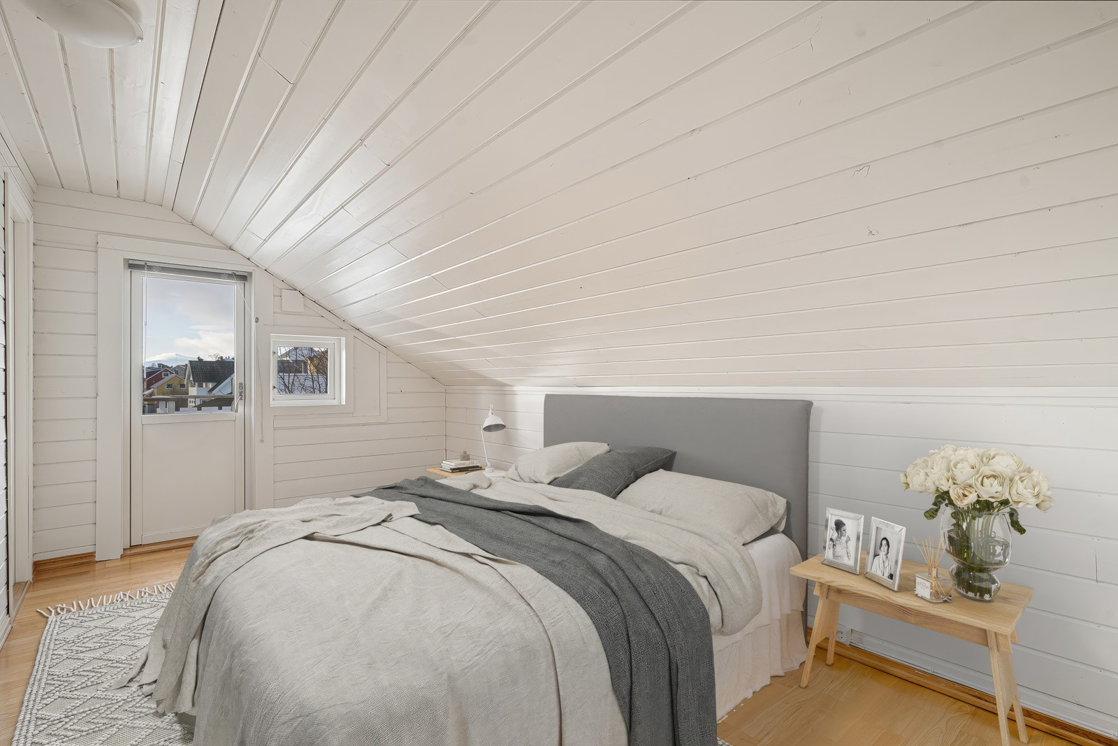 Fra leilighetens første soverom har du utgang mot egen veranda. (Bildet er 3D-møblert for illustrasjon).
