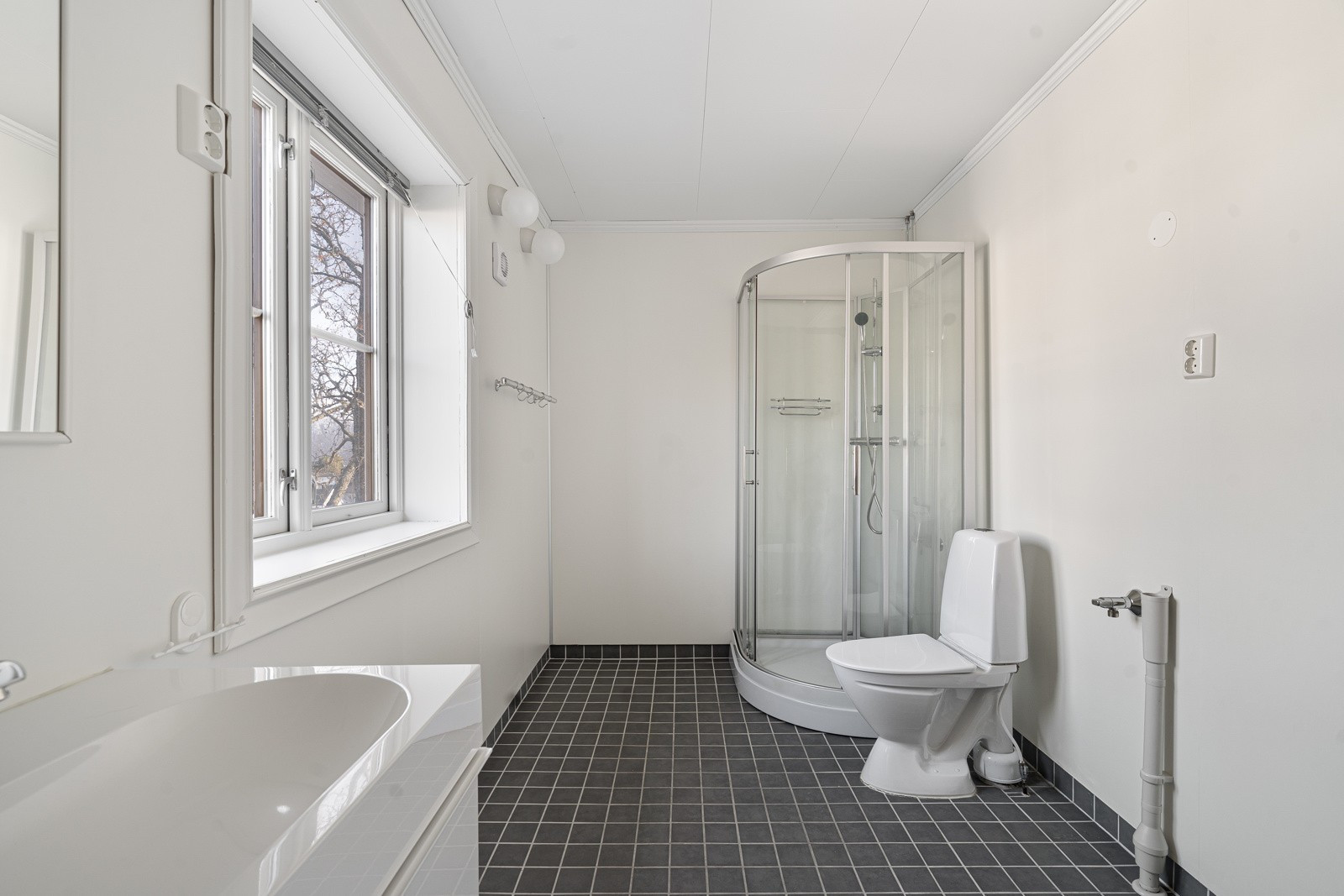Her får du dusjkabinett og opplegg for vaskemaskin.