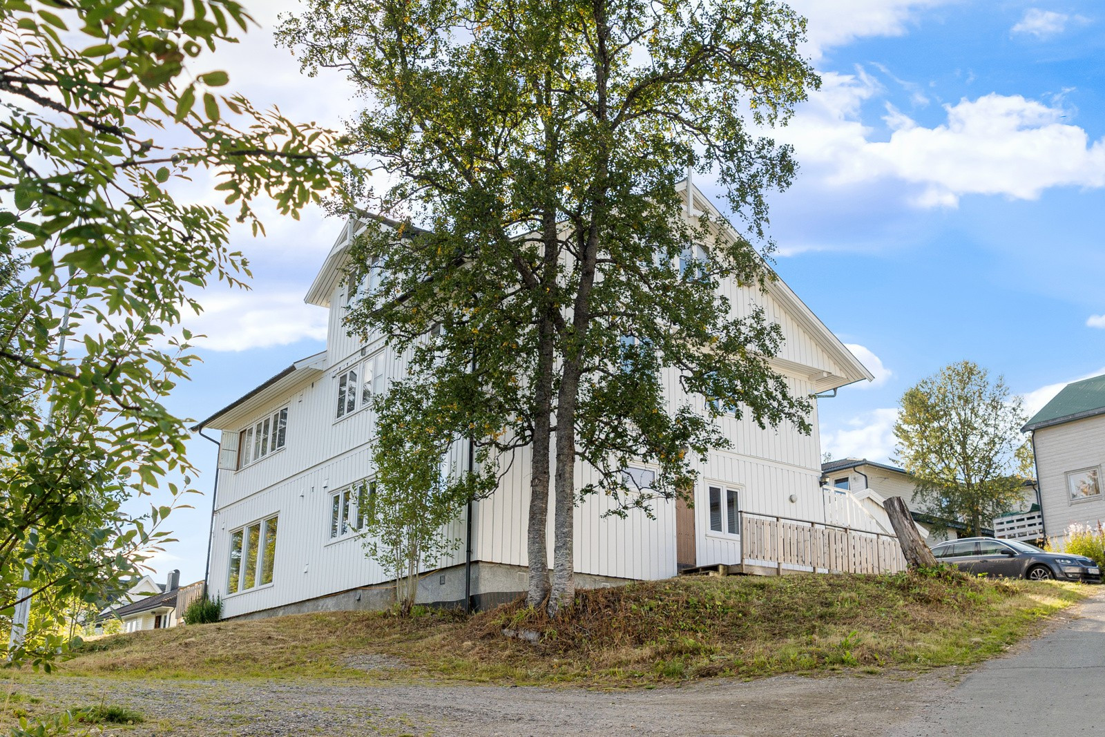 Området rundt er preget av eneboliger og romslige tomter, nærhet til turareal og flere skoler innen gangavstand.